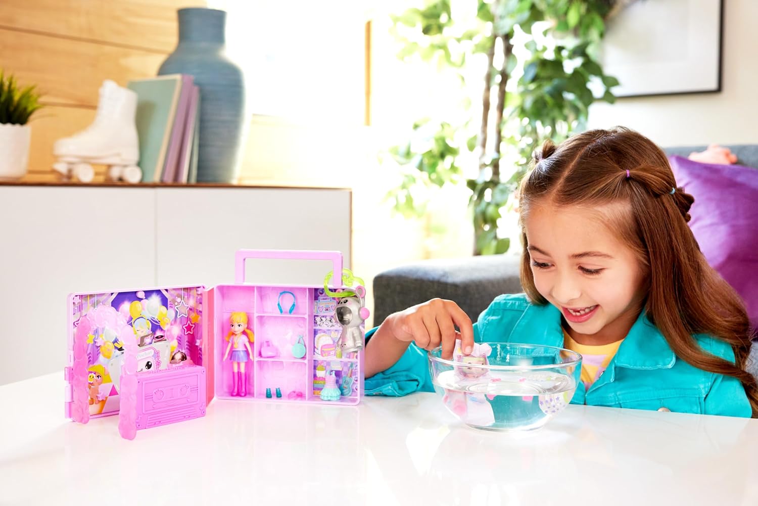 Polly Pocket Doll & Playset DISCO DANCE Fashion Reveal