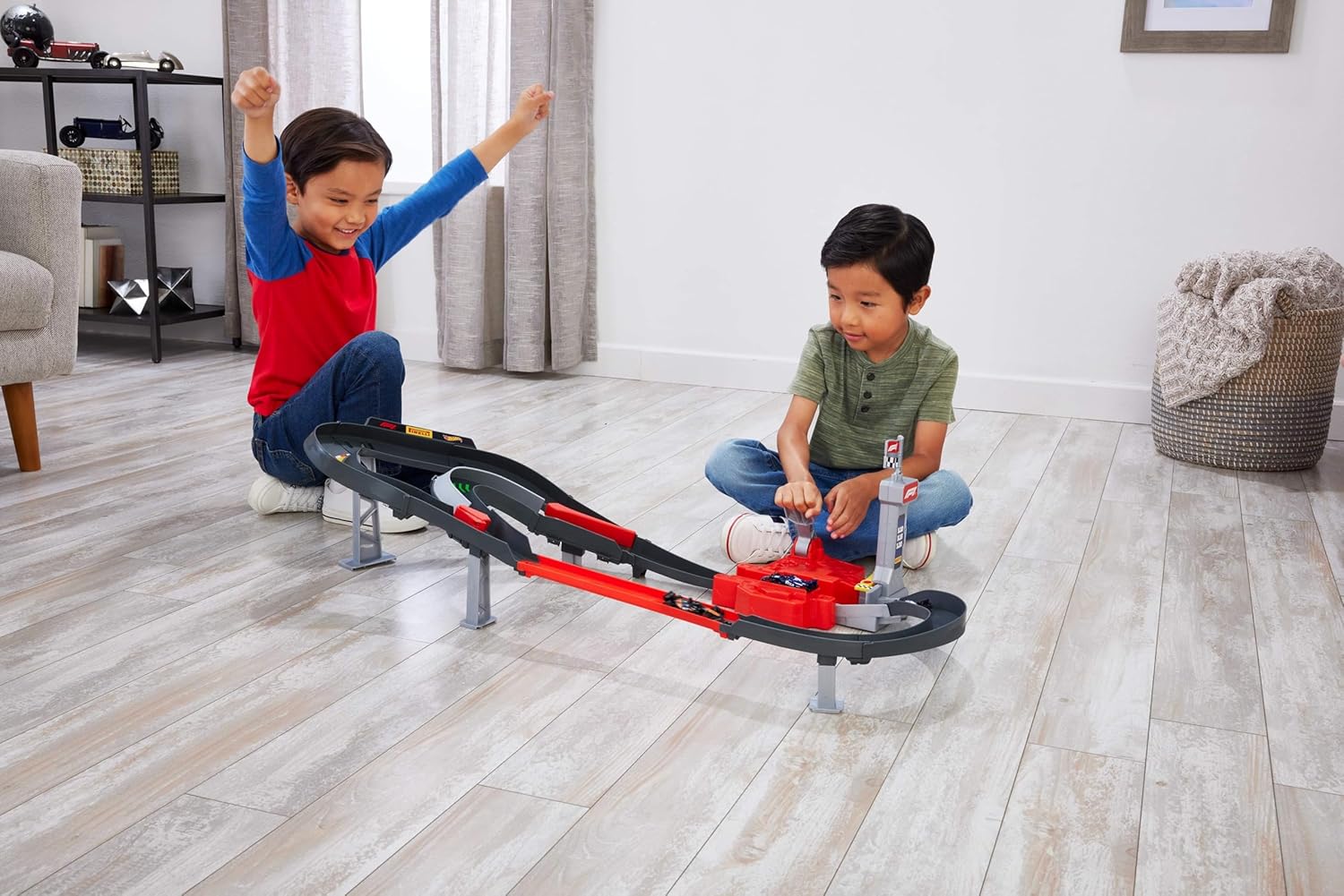 Hot Wheels Toy Car Track Set 3 Formula 1 Die-Cast Vehicles in 1:64 Scale: McLaren F1 Team, Alpine & VCARB, Sprint Race Circuit